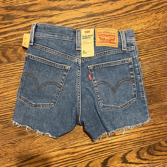 Levi’s High Rise Shorts - Picture 2 of 2